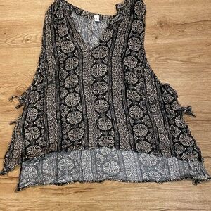 Gentle Fawn Black and White Asymmetrical Sleeveless Blouse